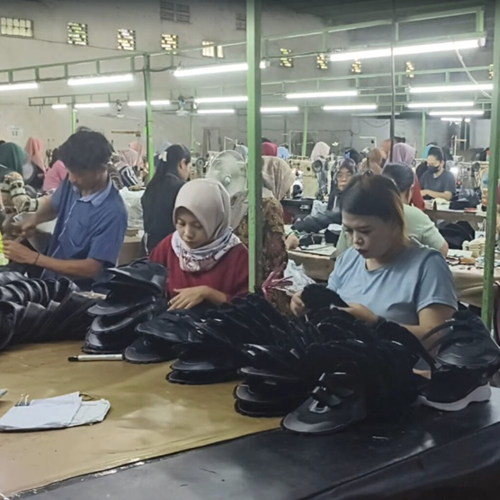 Kegiatan Produksi Sepatu